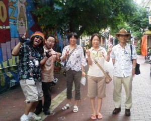 滋賀から来られたＹさん姉妹。カリスマガイド、Mrスティービー（左端）と。