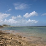 浦添市の海岸線。那覇市の隣りにあるとは思えないほど広大な礁池干潟を持つ美しい海である。