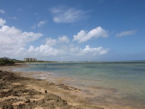 浦添市の海岸線。那覇市の隣りにあるとは思えないほど広大な礁池干潟を持つ美しい海である。