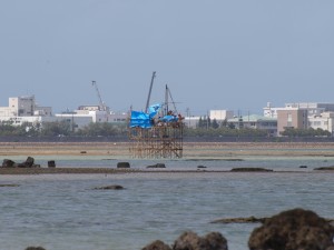 道路を建設するためのボーリング地質調査が始まっている。これはそのためのヤグラ。