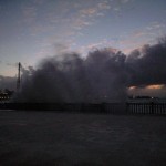 ムチャクチャでかい波が舞い上がった。もうこれは帰るしかないワン。