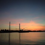 とっても静かで穏やかな光景。二つの鉄塔は沖電発電所の煙突だ。