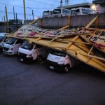 営業車両が台風2号の強風で倒れた巨大な看板の下敷きに…