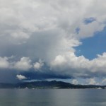 巨大な雨雲が本部半島を襲う