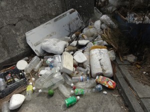台風ゴミ ペットボトルと発泡スチロールが目立つ台風が打ち上げたゴミ
