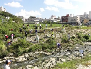 ボランティアで牧港川を清掃