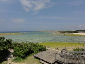 北谷町～読谷村の海岸。陽光に照らされ美しい。７０年前も同じ光景だった。