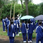 講師は雨の中でも懸命に説明しています！