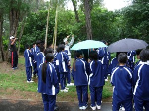 講師は雨の中でも懸命に説明しています！
