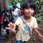 ヒラタクワガタをゲットォ!!　クワガタでピース！