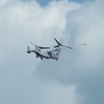 沖縄に到着したオスプレイ。右肩に見えるのは報道へり。