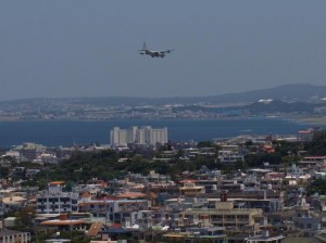 住宅街上空でタッチ・アンド・ゴーの訓練。危険でウルサイ。