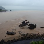 雨の日は平南川河口も赤土に汚染されてしまう。